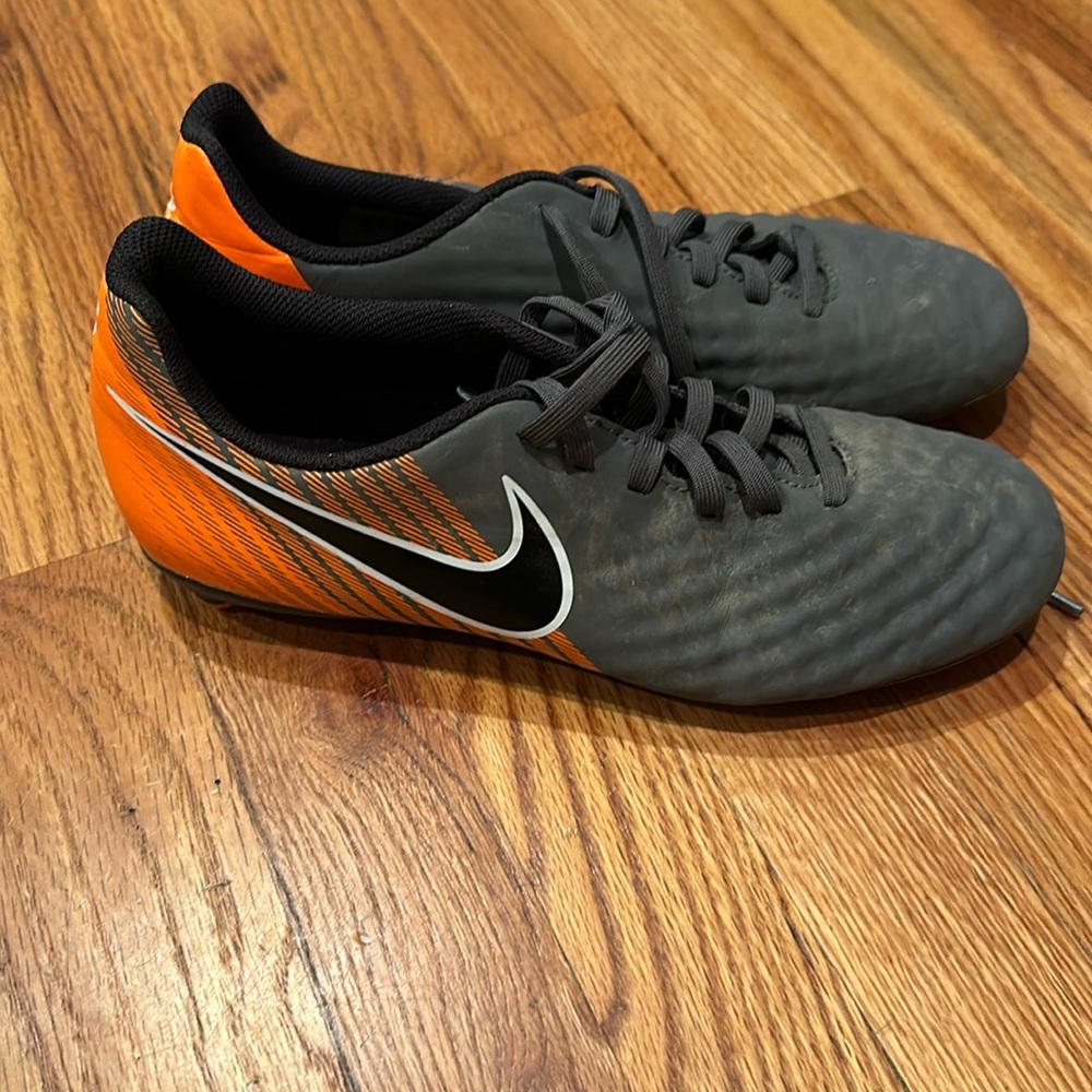 Boys Nike soccer cleats size 7